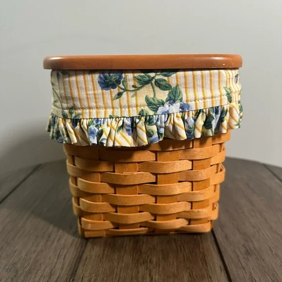 Longaberger Tissue Basket with Floral Liner - Picture 2 of 9